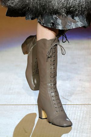Кожаные высокие ботинки со шнуровкой от Marc Jacobs осень зима 2010-2011