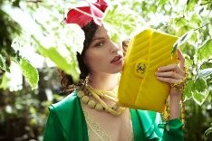 красивая девушка в зеленом с желтой сумкой