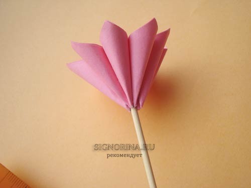 Приклейте цветок-оригами на кончик палочки.