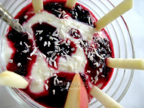 Десерт из йогурта с фруктами и вареньем, рецепт