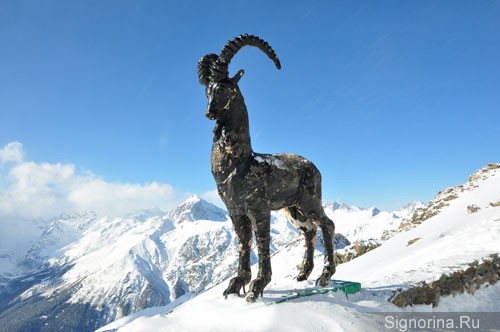 Домбай: скульптура горный козел. Фото