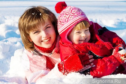 Мама и ребенок играют со снегом