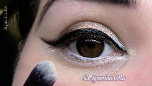 Как сделать повседневный макияж для карих глаз: фото 6