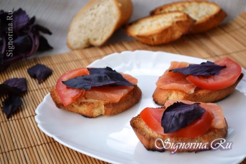 Брускетта с помидорами и красной рыбой: пошаговый рецепт с фото