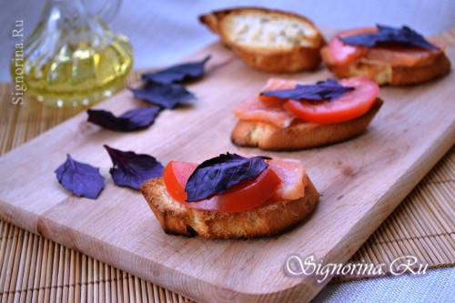 Брускетта с помидорами и красной рыбой: пошаговый рецепт с фото
