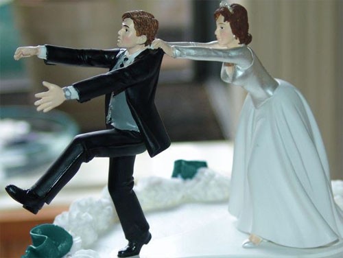 Невеста ловит жениха, который пытается сбежать и не жениться