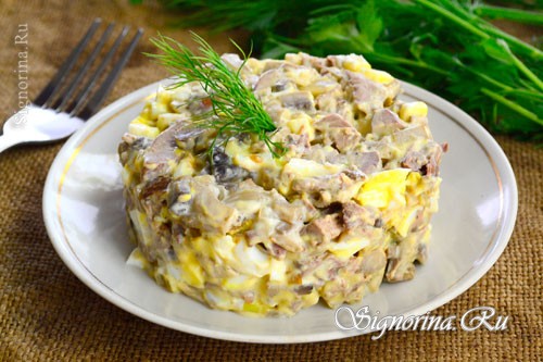 Салат с грибами, куриной печенью и яйцами: рецепт с фото