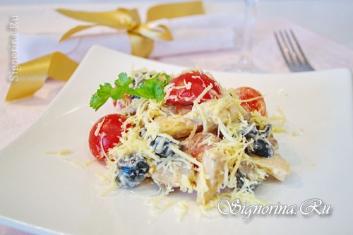 Салат с курицей, помидорами черри и грибами: рецепт с фото
