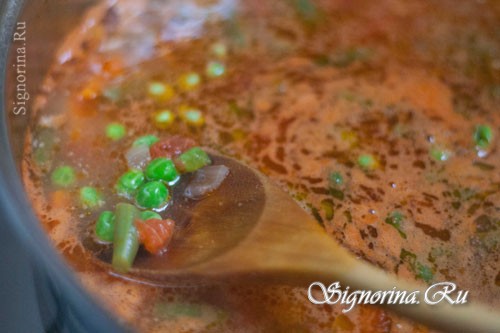 Как только суп закипит, добавьте еще и зеленый горошек: фото 11