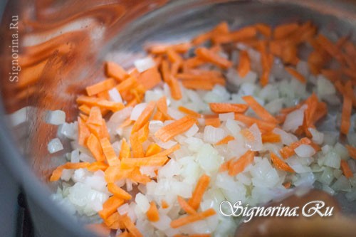 Морковь почистите и нарежьте тонкой соломкой: фото 2