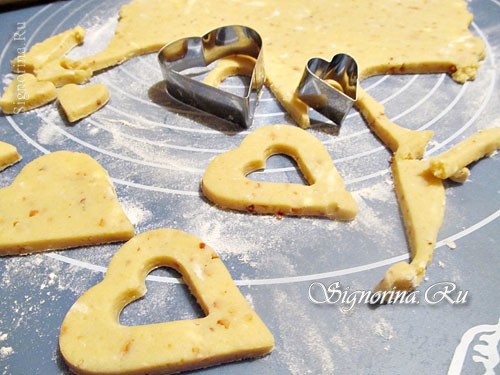 Как приготовить печенье с арахисом в форме сердечек: фото 7