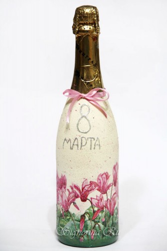 Декупаж бутылки шампанского на 8 Марта «Цикламены» своими руками: мастер-класс с фото