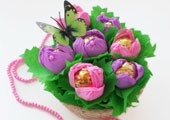 Букет цветов из конфет: поделка к 8 марта с детьми
