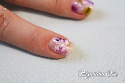 На ногте указательного пальца делаем пару цветов: фото 15.