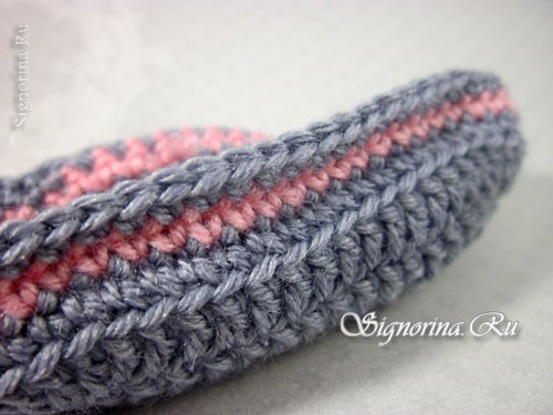 Продолжаем вязание, чередуя розовые и серые нитки: фото 8