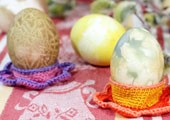 Как покрасить яйца на Пасху природными ингредиентами: мастер-класс с фото