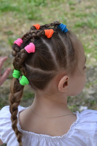 Детская прическа для девочки с косами и яркими резинками на каждый день: фото