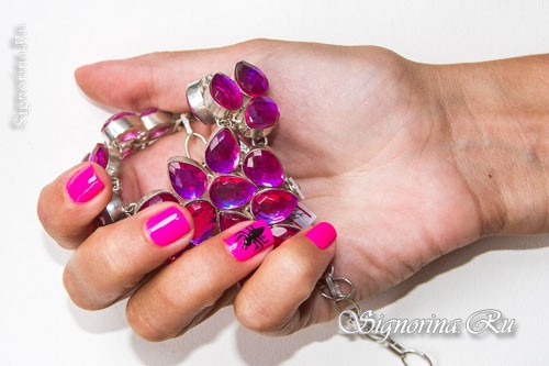 Ярко-розовый маникюр на коротких ногтях: фото