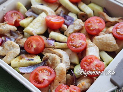 Подготовка курицы с кабачками, луком, грибами и помидорами к запеканию: фото 7