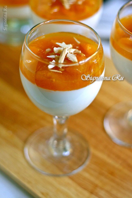 Миндальная панакотта с абрикосовым соусом: фото