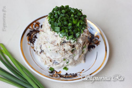 Готовый салат с грибами и курицей: фото