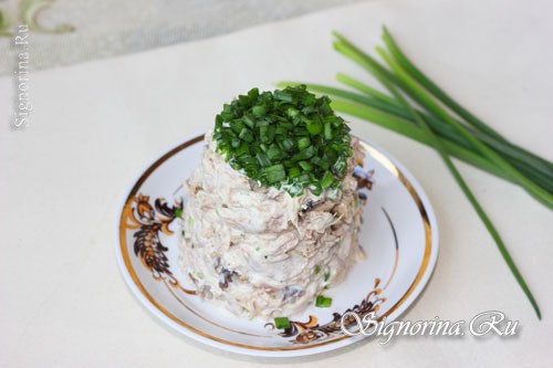Грибной салат с курицей и зеленым луком: фото