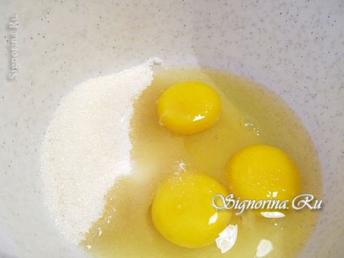 Соединение яиц с сахаром: фото 3