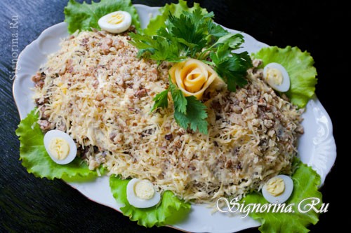 Слоеный салат с курицей, шампиньонами, сыром и черносливом: фото
