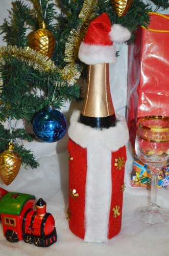 Декор новогодней бутылки шампанского из фетра «Дед Мороз»: фото