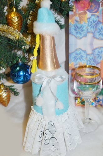 Декор для новогодней бутылки шампанского из фетра «Снегурочка»: фото