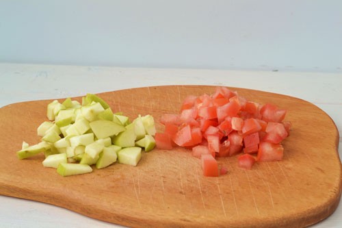 Нарезанные яблоко и помидор: фото 3