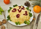 Новогодний салат «Часы» с сыром, свеклой и орехами, рецепт с фото