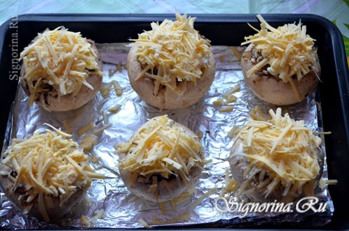 Фаршированные шляпки грибов с соусом и сыром: фото 9