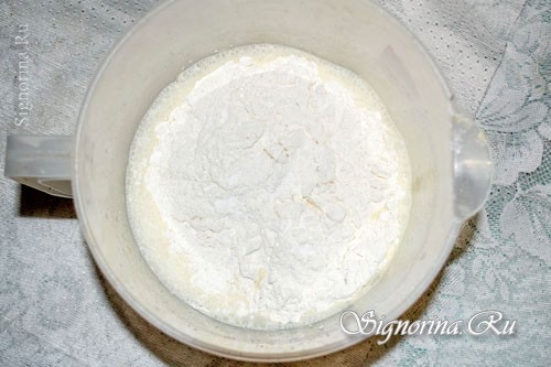 Добавление в тесто муки, соли и соды: фото 4