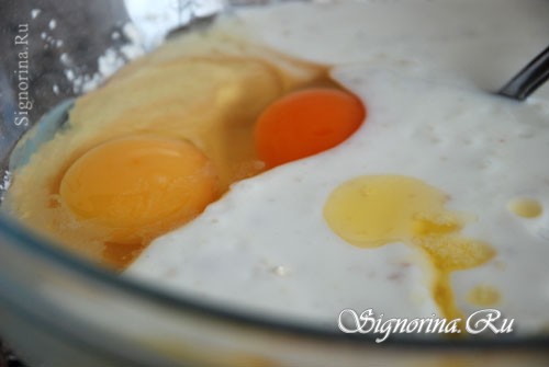 Добавление в тесто яиц, йогурта и масла: фото 3
