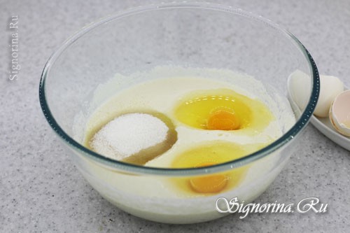 Добавление в тесто яиц, сахара и ванили: фото 3