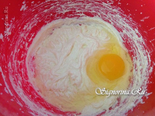 Добавление в тесто яиц и соли: фото 3