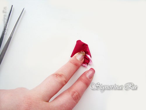 Мастер-класс по изготовлению заколки-резинки с цветком из атласных лент в технике канзаши: фото 6