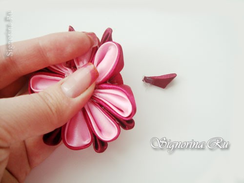 Мастер-класс по изготовлению заколки-резинки с цветком из атласных лент в технике канзаши: фото 11