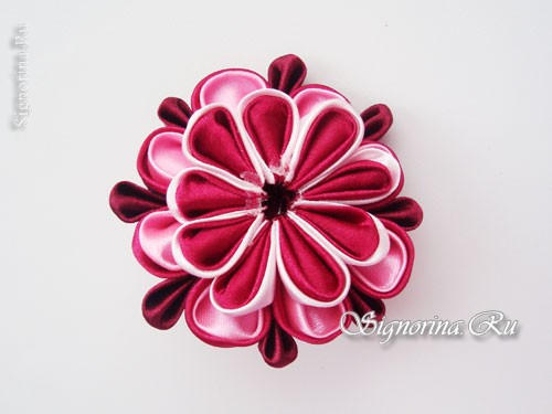 Мастер-класс по изготовлению заколки-резинки с цветком из атласных лент в технике канзаши: фото 16