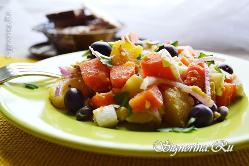 Итальянский теплый салат с овощами, яйцами и каперсами: фото