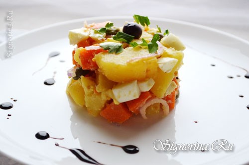 Итальянский теплый салат с овощами, яйцами и каперсами: фото
