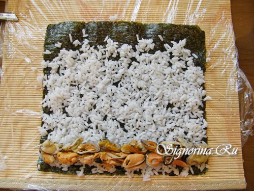 Укладка риса и мидий на лист нори: фото 16