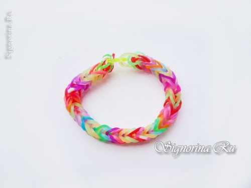Разноцветный браслет из резиночек на рогатке: фото