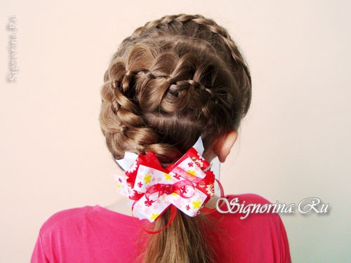 Прическа для девочки на длинные волосы с косами и бантиком: фото
