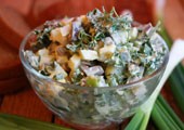 Салат с куриной печенью, яйцами и зелёным луком: рецепт с фото