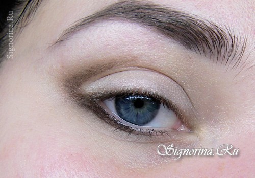 Мастер-класс по созданию вечернего макияжа для голубых глаз: фото 4