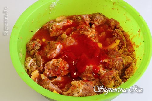 Добавление соуса и кетчупа в мясо: фото 7