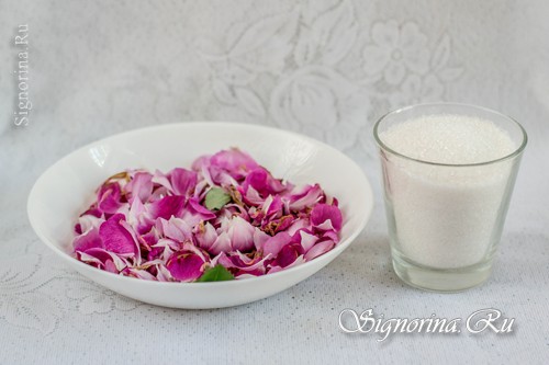 Ингредиенты для приготовления варенья из лепестков роз: фото