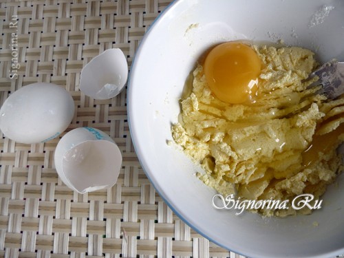 Соединение маргарина, сахара и яиц: фото 3